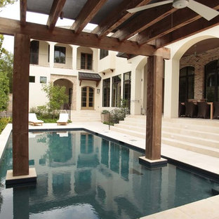 Großer Klassischer Pool in rechteckiger Form mit Poolhaus und Natursteinplatten in Houston