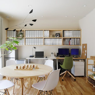 京都のモダンスタイルのおしゃれなホームオフィス・仕事部屋 (白い壁、無垢フローリング、自立型机、茶色い床) の写真