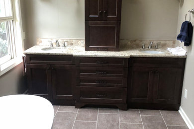 Example of a bathroom design in Milwaukee