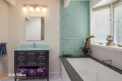 Bathroom - modern bathroom idea in San Francisco