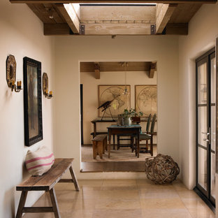 Неиссякаемый источник вдохновения для домашнего уюта: фойе в средиземноморском стиле с белыми стенами и двустворчатой входной дверью