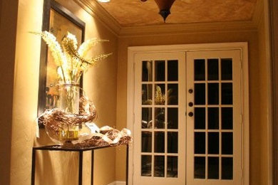 Inspiration for a timeless entryway remodel in Nashville