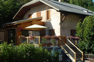 Idée de décoration pour une façade de maison tradition.