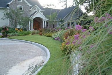Design ideas for a large front yard full sun driveway in Dallas.