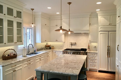 Example of a kitchen design in Chicago