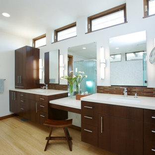 Immagine di una stanza da bagno padronale moderna con ante lisce, ante in legno bruno, piastrelle marroni, piastrelle di vetro, pareti bianche, pavimento in bambù e top in quarzo composito