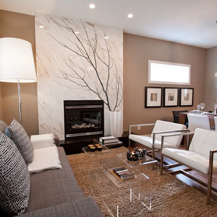 Foto di un piccolo soggiorno minimal aperto con camino classico, pareti marroni, pavimento in legno massello medio e cornice del camino piastrellata