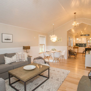 Immagine di un piccolo soggiorno scandinavo aperto con pareti beige e TV nascosta