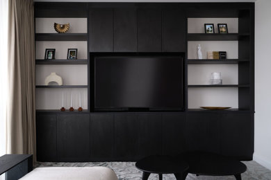 Modelo de sala de estar minimalista de tamaño medio con pared multimedia
