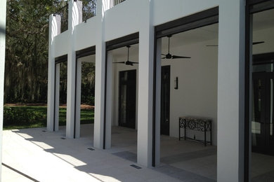 Example of a transitional patio design in Miami