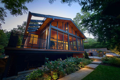 Trendy back porch idea in Toronto