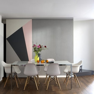 トゥーリンの小さいコンテンポラリースタイルのLDKの画像 (マルチカラーの壁、無垢フローリング、茶色い床)