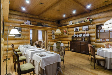 Ejemplo de comedor rural extra grande cerrado sin chimenea con paredes amarillas y suelo de madera clara