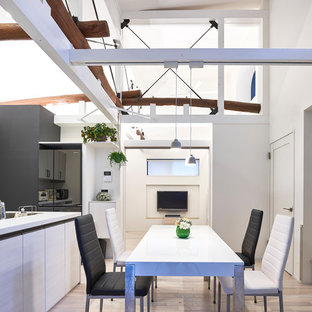 大阪の小さいモダンスタイルのLDKの画像 (白い壁、淡色無垢フローリング、暖炉なし、白い床)