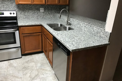 Example of a minimalist kitchen design in San Francisco