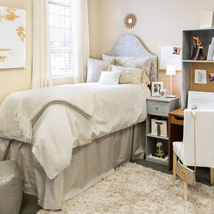 Aménagement d'une petite chambre contemporaine avec un mur beige et un sol en linoléum.