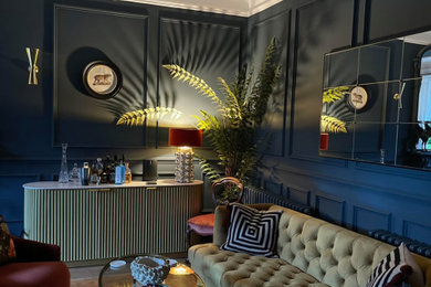 グロスタシャーにある高級な広いエクレクティックスタイルのおしゃれなリビング (青い壁、濃色無垢フローリング、茶色い床、折り上げ天井) の写真