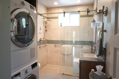 ポートランドにあるお手頃価格の小さなトランジショナルスタイルのおしゃれな浴室の写真
