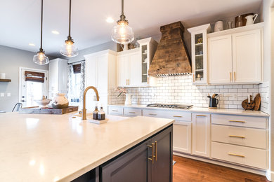 Kitchen - cottage kitchen idea in Denver