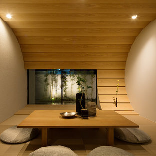 Inspiration för moderna vardagsrum, med bruna väggar, tatamigolv och brunt golv