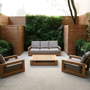 ロンドンの小さいコンテンポラリースタイルのおしゃれなテラス・中庭 (壁面緑化) の写真