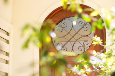 Foto de fachada de casa beige marinera con revestimiento de estuco