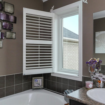 Picture Window in Beautiful Bathroom - Renewal by Andersen Greater Toronto, Otta