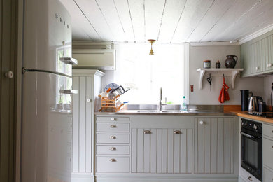 Inspiration for a farmhouse kitchen in Gothenburg.