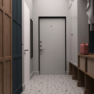 Неиссякаемый источник вдохновения для домашнего уюта: тамбур в современном стиле с белыми стенами, полом из терраццо, одностворчатой входной дверью и серым полом