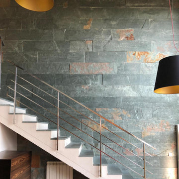 Paredes y revestimiento interiores de pizarra verde.