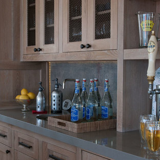 ニューヨークの大きいビーチスタイルのおしゃれなウェットバー (オープンシェルフ、中間色木目調キャビネット、亜鉛製カウンター、茶色いキッチンパネル、木材のキッチンパネル) の写真
