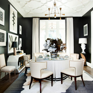 Klassisches Esszimmer mit schwarzer Wandfarbe in Atlanta