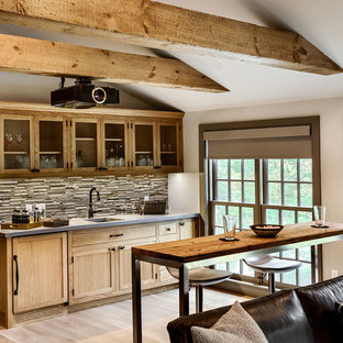 モスクワのラスティックスタイルのおしゃれなウェットバー (アンダーカウンターシンク、落し込みパネル扉のキャビネット、淡色木目調キャビネット、ベージュの床、マルチカラーのキッチンパネル、ボーダータイルのキッチンパネル、淡色無垢フローリング) の写真