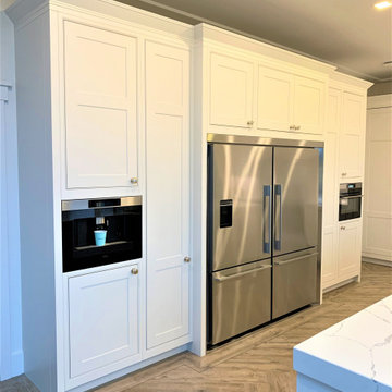 Bespoke In-Frame Painted Family Breakfasting Kitchen