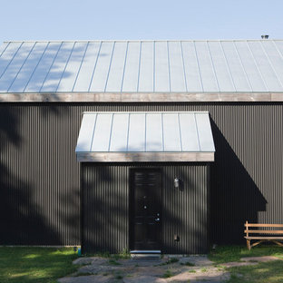 Bild på ett rustikt hus, med metallfasad och tak i metall