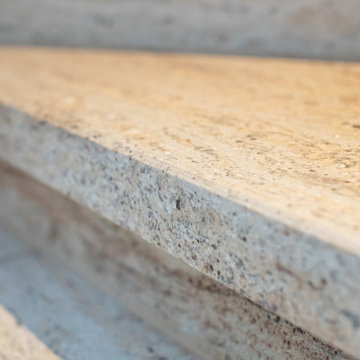 PVC, Teppich & Laminat raus. Treppenrenovierung mit Naturstein.