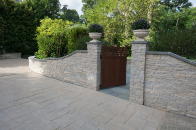 Inspiration for a traditional courtyard driveway in Chicago with a garden path.