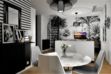 Exemple d'une salle à manger exotique avec un mur noir, parquet clair et du papier peint.