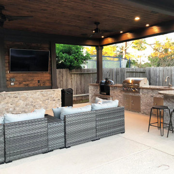 Outdoor Kitchen with Premium Fixtures