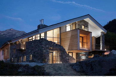 Exemple d'une façade de maison tendance.