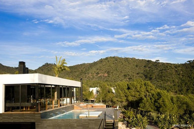 Tropical exterior home idea in Other