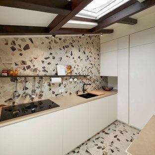 Idee per una cucina design con lavello sottopiano, ante lisce, ante bianche, paraspruzzi multicolore, pavimento alla veneziana, pavimento multicolore, top beige, travi a vista e soffitto a volta