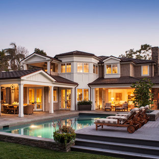 Zweistöckiges, Graues Maritimes Haus mit Holzfassade in Los Angeles