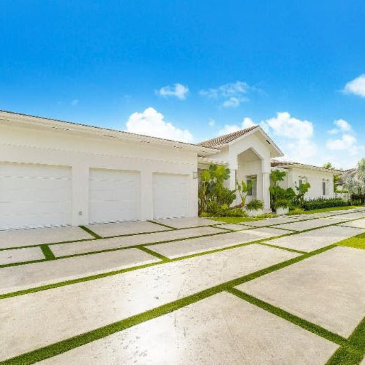 75 Tropical Exterior Home Ideas You'll Love - February, 2026 | Houzz