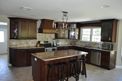 Kitchen - traditional kitchen idea in New York