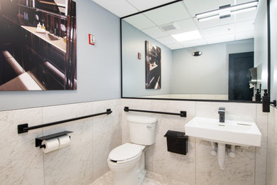 Diseño de cuarto de baño único moderno con paredes grises y suelo de baldosas de porcelana