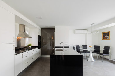 Inspiration for a contemporary kitchen remodel in Valencia