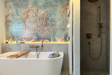 Idéer för stora funkis brunt en-suite badrum, med skåp i mellenmörkt trä, ett fristående badkar, en kantlös dusch, grå kakel, stenkakel, blå väggar, betonggolv, ett fristående handfat, bänkskiva i betong, grått golv och med dusch som är öppen