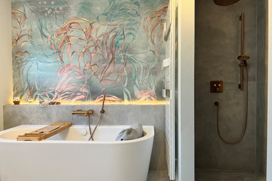 Großes Modernes Badezimmer En Suite mit hellbraunen Holzschränken, freistehender Badewanne, bodengleicher Dusche, grauen Fliesen, Steinfliesen, blauer Wandfarbe, Betonboden, Aufsatzwaschbecken, Beton-Waschbecken/Waschtisch, grauem Boden, offener Dusche, brauner Waschtischplatte, Doppelwaschbecken, eingebautem Waschtisch und Tapetenwänden in München