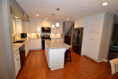 Example of a kitchen design in Cleveland